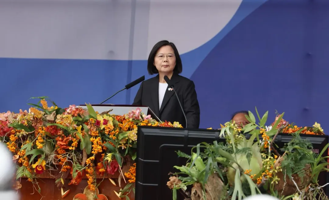 柯文哲痛批，蔡政府稅收超徵擺明是財政失靈，卻包裝成是經濟好的政績，不知是笨還是壞。（圖，蔡英文／中天新聞）