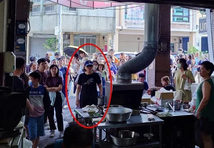 排隊阿姨臉色超臭。(圖/路上觀察學院)