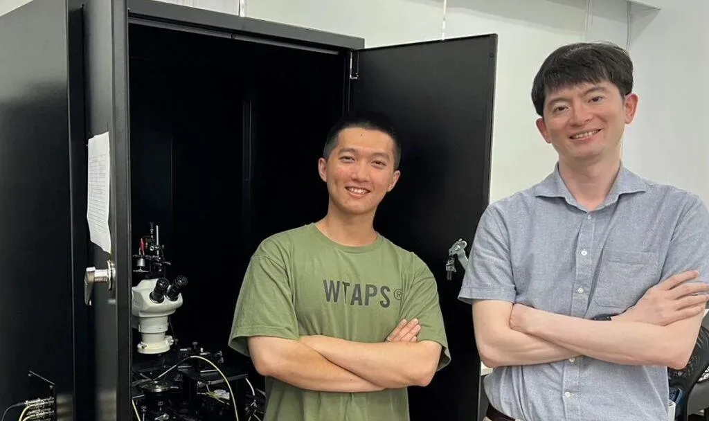 陽明交通大學電子研究所助理教授連德軒(右)和電機學院博士候選人曾柏翰(左)。(陽明交大提供)