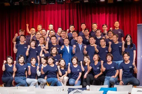 戰鬥藍大團結合照。（圖/翻攝自侯友宜臉書）
