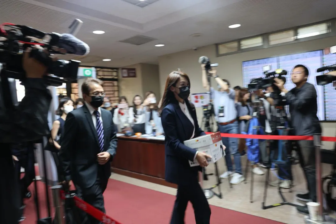 高虹安涉詐領助理費案,今抱2紙箱現身北院出庭。(圖/李俊毅攝)