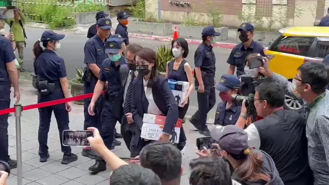 高虹安涉詐領助理費案,今與發言人徐千晴各抱一紙箱現身北院出庭。(圖/李俊毅攝)
