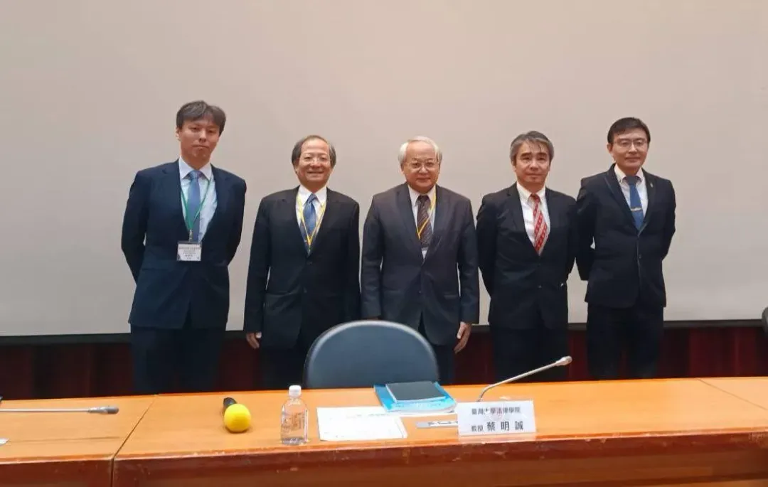 前司法院大法官蔡明誠(中)表示許多函釋因年代久遠已不合時宜,尤其經濟刑法偏向倫理性和規範性,卻有很多空白刑法,但刑事處罰卻相當嚴厲,的確可以探討。(圖/台灣法學基金會)