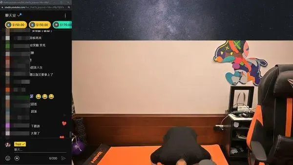 Toyz直播磕頭下跪21分鐘吸引超過5.2萬人觀看。（圖／翻攝自YouTube@Toyz69）