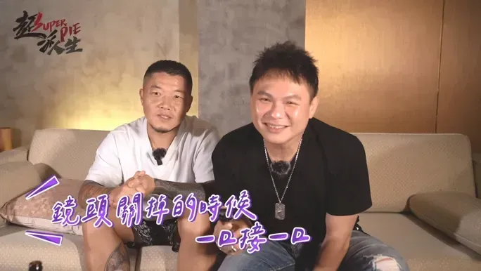 創辦「超派雞排」的YouTube網紅「超哥」（右）稍早在自己的頻道回應店員倒廢水事件，並稱對方指控「狗都不吃」卻一口接一口。（圖／翻攝自YouTube@superpie1111）