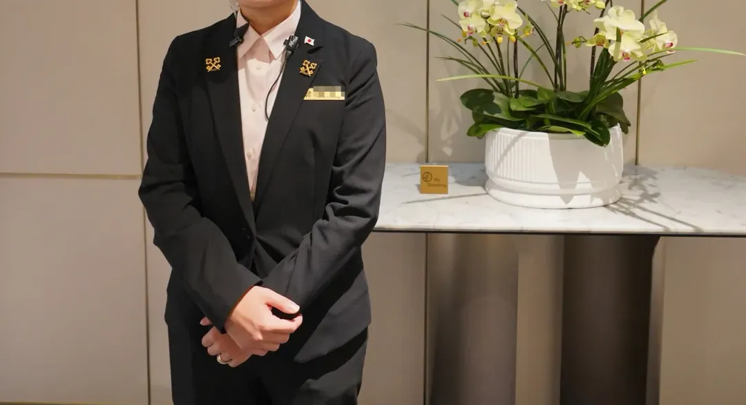 一名女網友分享自己入住飯店幸運遇到配戴「交叉金鑰匙」的高規格禮賓人員。(圖/翻攝自Facebook@好想住飯店好康.踩雷不藏私)