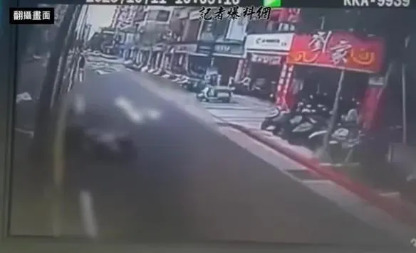騎士碰撞公車後倒地遭當場輾斃。(圖/記者爆料網)