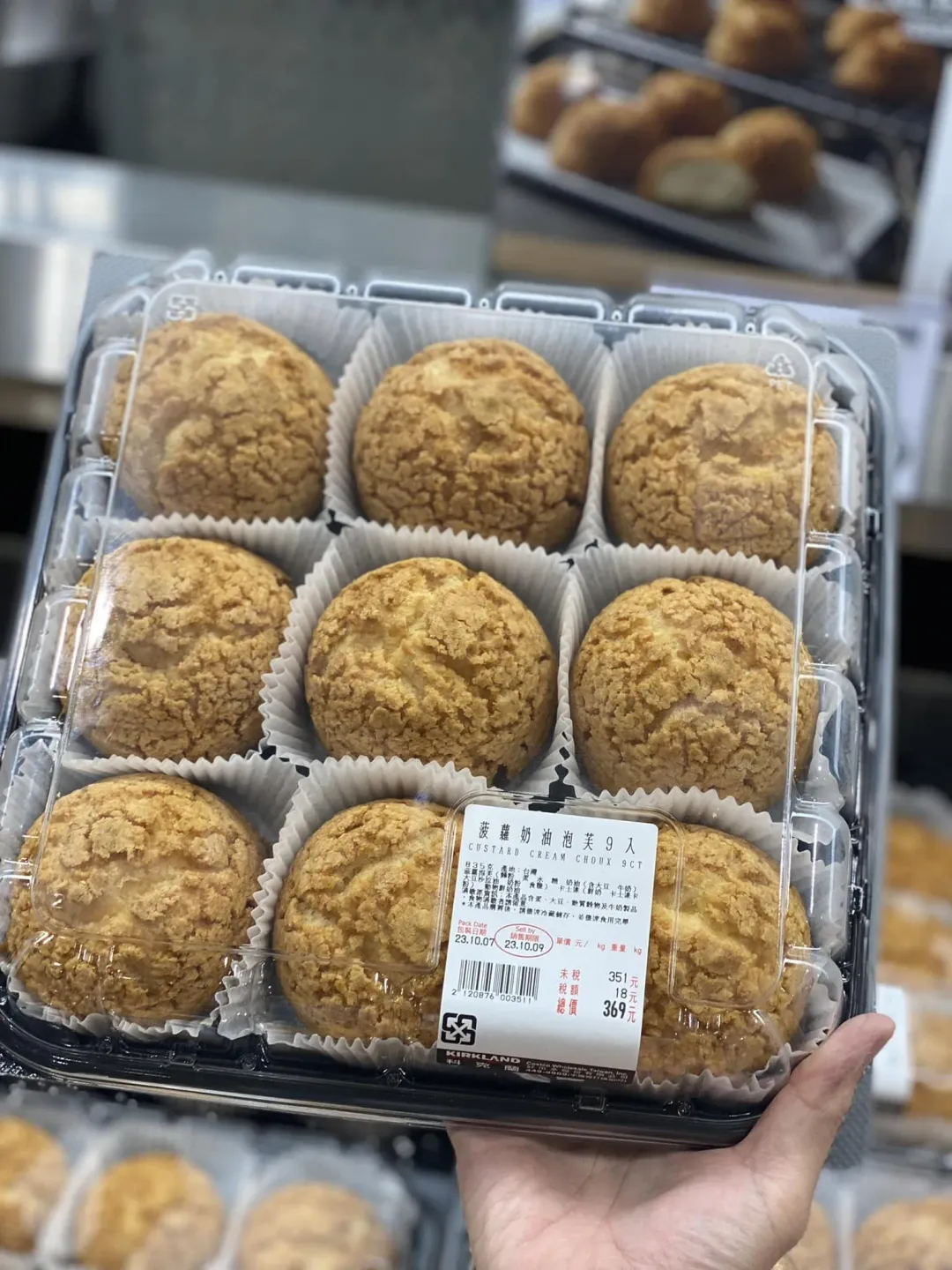 有位烘焙名師分享一款「菠蘿奶油泡芙」大讚很好吃,內餡水準之高。(圖/翻攝自Costco好市多 商品經驗老實說臉書社團)