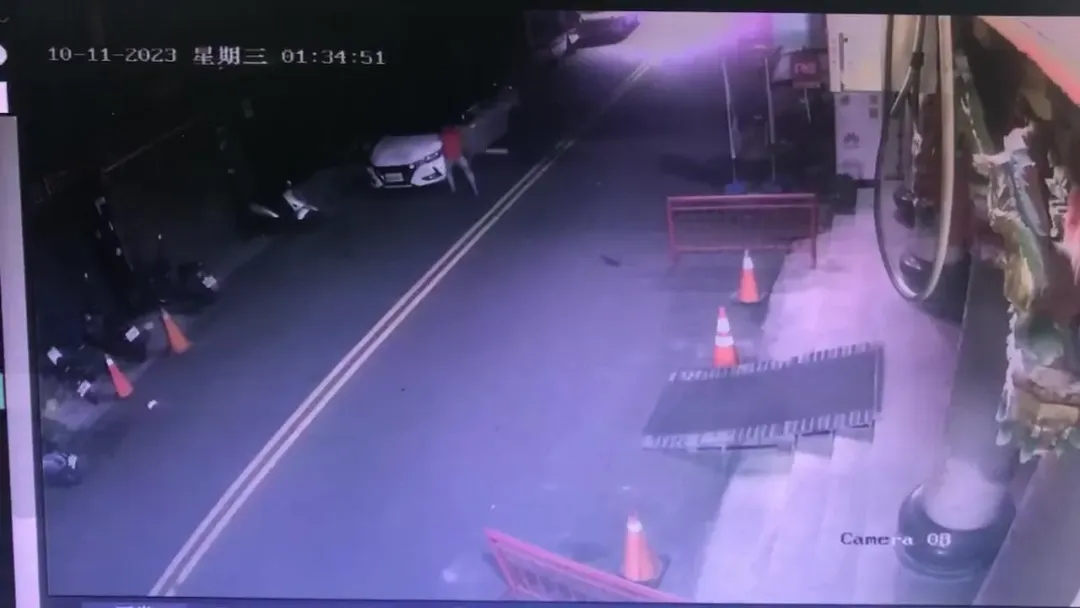 男子持球棒砸車。(圖/翻攝畫面)