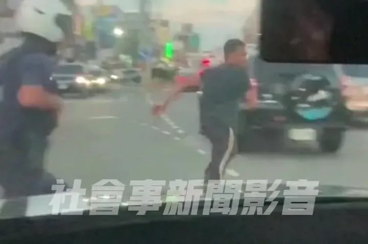 警方追捕逃逸移工。(圖/社會事新聞影音)