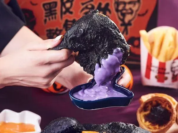 肯德基推出萬聖節應景「暗黑料理」,使用獨家醃漬醬料製作黑色外皮的炸雞。(圖/肯德基提供)