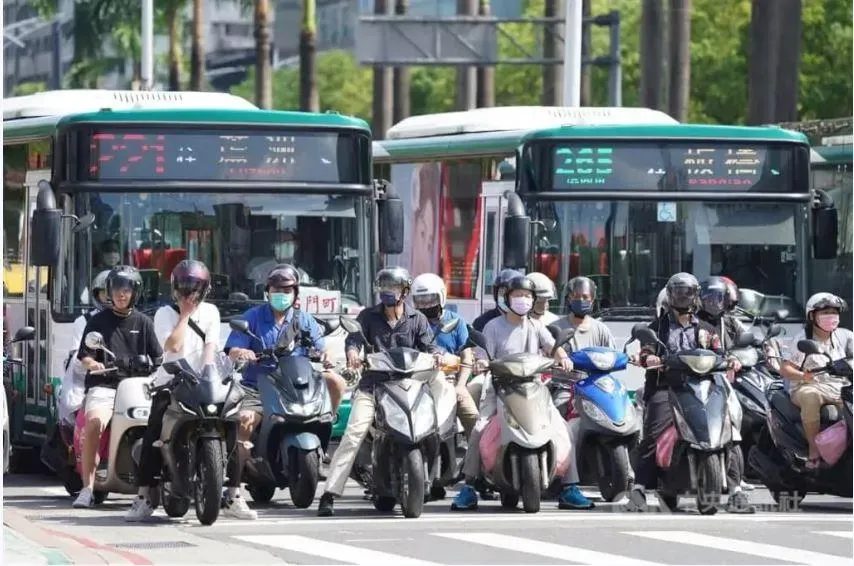 台南市道安會報已通過取消機車兩段式左轉,並擇定路段試辦推動。(圖/資料畫面)