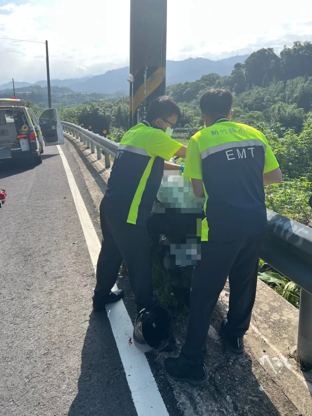新竹縣北埔鄉台3線社官橋13日發生72歲機車騎士自撞電線桿車禍。(圖/中天新聞)