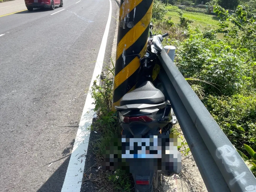 該民眾駕駛的機車近一半陷進電線桿和護欄的夾縫裡。(圖/中天新聞)