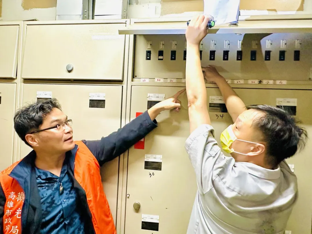 指揮官指示現場人員執行非法旅宿斷水斷電。(圖/民眾提供)