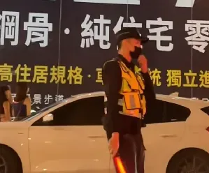 台中焰火1名帥警因指揮交通意外爆紅。(圖/翻攝自抖音)