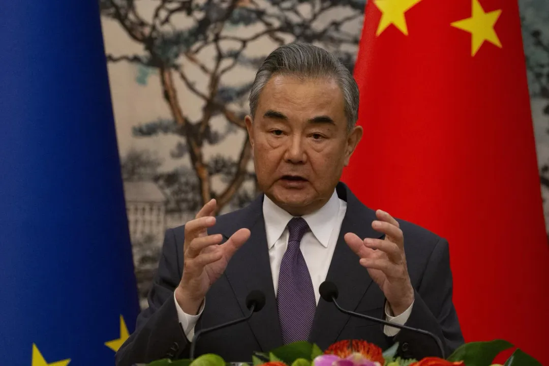 大陸外交部長王毅14日提出北京對以巴問題的看法，讓巴勒斯坦獨立建國才是根本解決方法。（圖／美聯社）