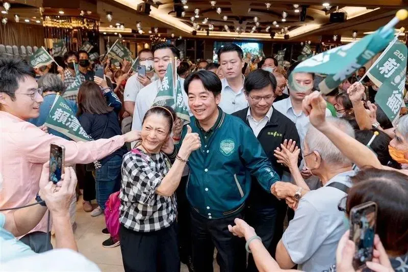 去年總統大選前傳出賴清德後援會發放走路工訊息,民進黨提告才知是支持者幫忙找人參與活動(攝自中天新聞)