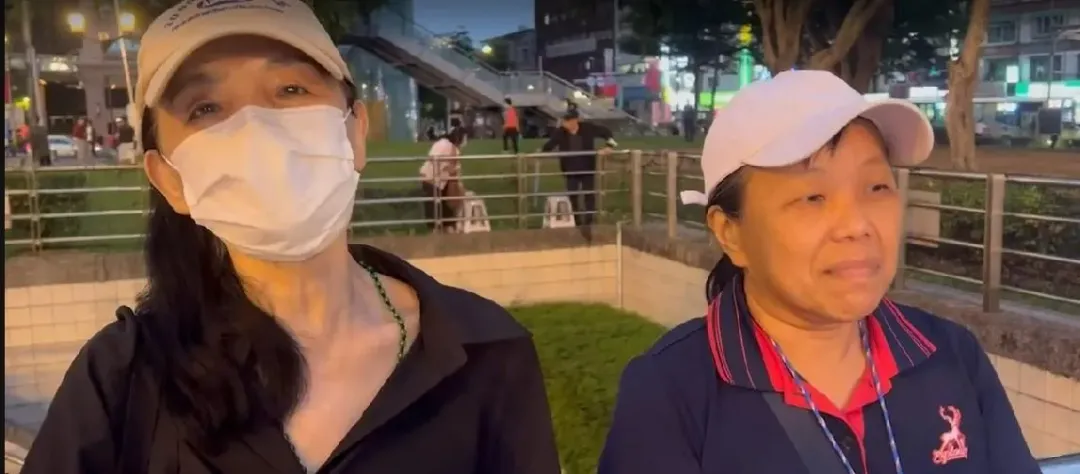 擺攤的大姊們認為侯友應該當正的。（圖/李培睿攝）