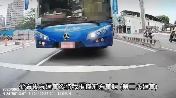 遊覽車駕駛不斷逼車、蛇行，遭汽車駕駛向警方檢舉被處以吊扣車牌、開罰2萬4000元等。（圖／翻攝自翻轉台灣交通違規交流平台）