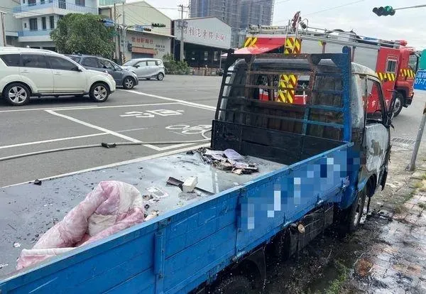 小貨車呈報廢狀態卻發生火災，警方懷疑是人為縱火所致。（圖／翻攝畫面）