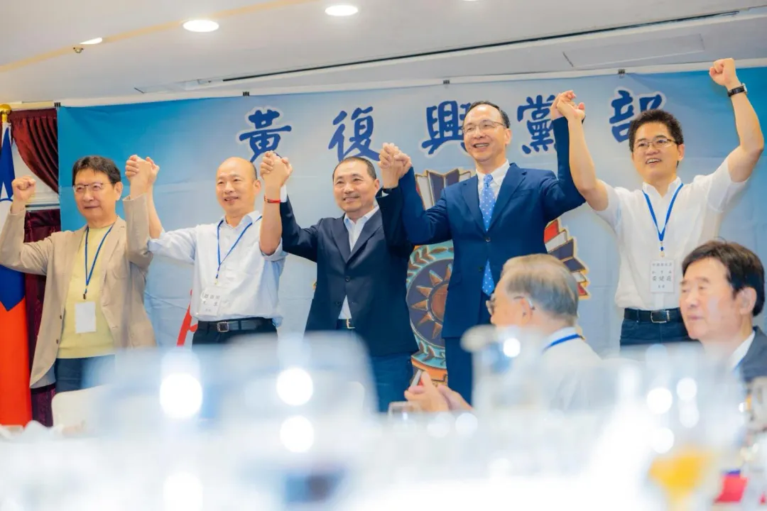 侯友宜(中)和韓國瑜(左2)和朱立倫(右2)今年7月出席黃復興黨部67周年慶活動。(圖取自侯友宜臉書)