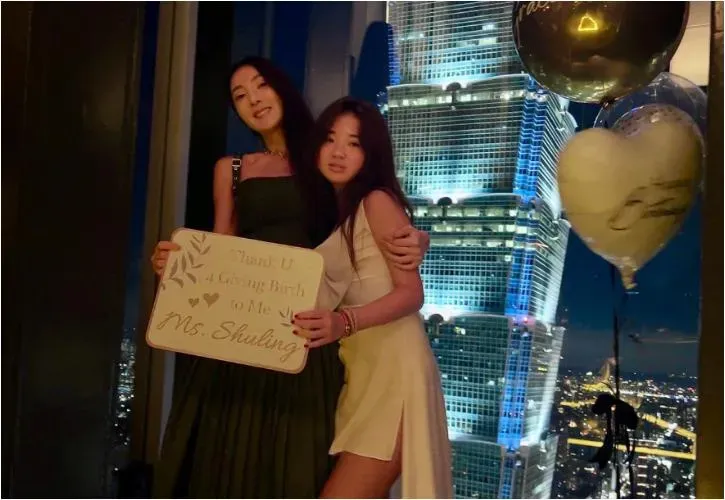 吳速玲(左)和曹格的女兒Grace如今已經13歲了。(圖/速玲媽咪FB)