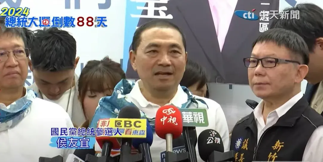 國民黨總統參選人侯友宜17日上午前往新竹縣與黨部幹部進行座談會前接受媒體聯訪。(圖/中天新聞)