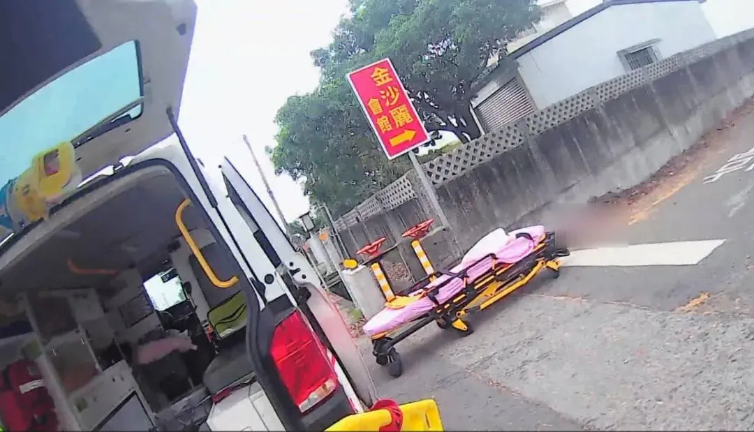 救護車緊急將婦人送醫搶救。（圖／中天新聞）