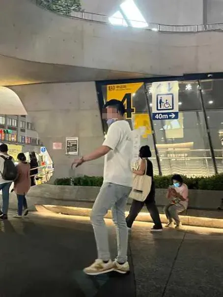 女網友分享在中山捷運站外被搭訕的經驗。（圖／翻攝自Dcard）