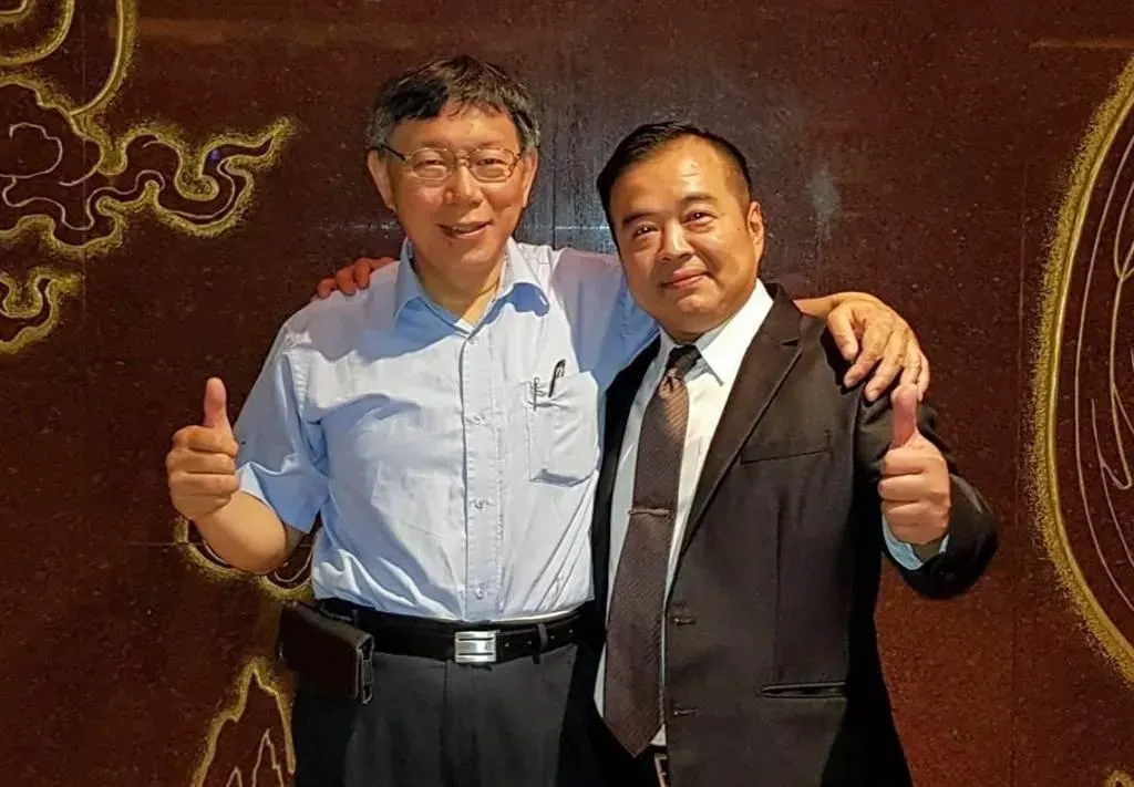 謝俊州(右)遭爆幫人喬學區戶籍未果還不退款爭議。(圖/資料照)