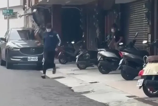 路旁轎車被拿來墊腳砸招牌。(圖/翻攝畫面)