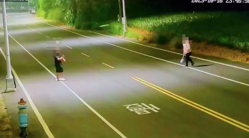 嘉義中正特區一對男女在馬路上打羽球。(圖/翻攝畫面)