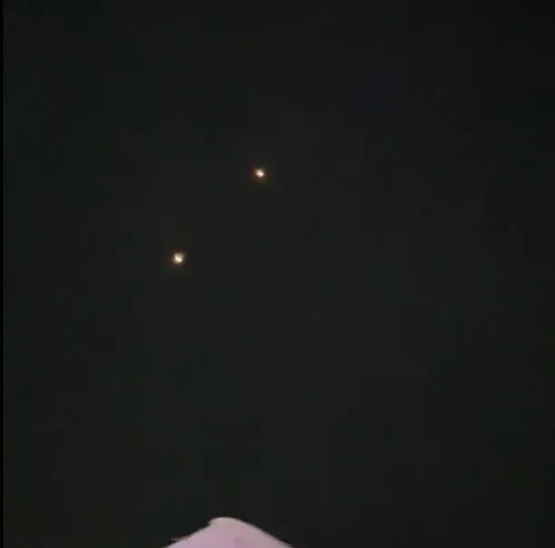 在網路流傳空襲影片中，可以看見夜空出現2個發射過來的火箭光點。（圖／翻攝自社群平台X）