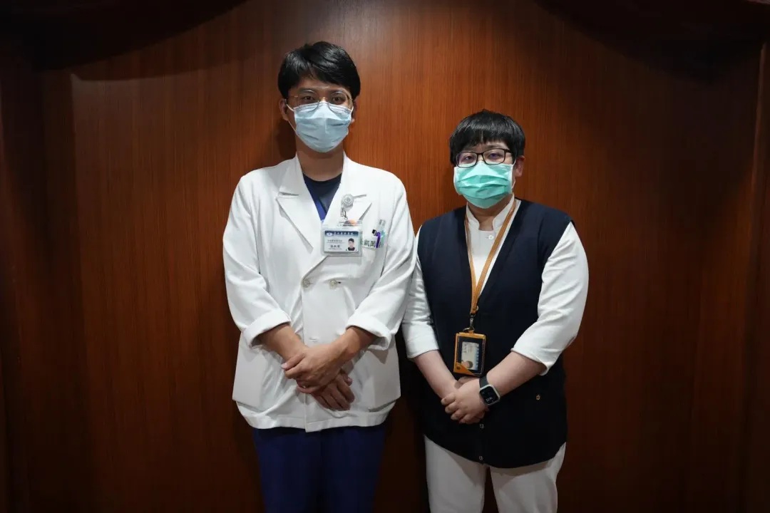 花蓮慈濟醫院整形暨重建外科張凱閎醫師(左)與專科護理師林怡萱,共同照顧病人。(圖/花蓮慈濟)
