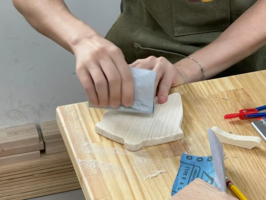 「大溪木藝生活節」有手作DIY活動和工藝市集，可以親手製作浮彩木紋杯墊。（圖／大溪木藝生態博物館提供）