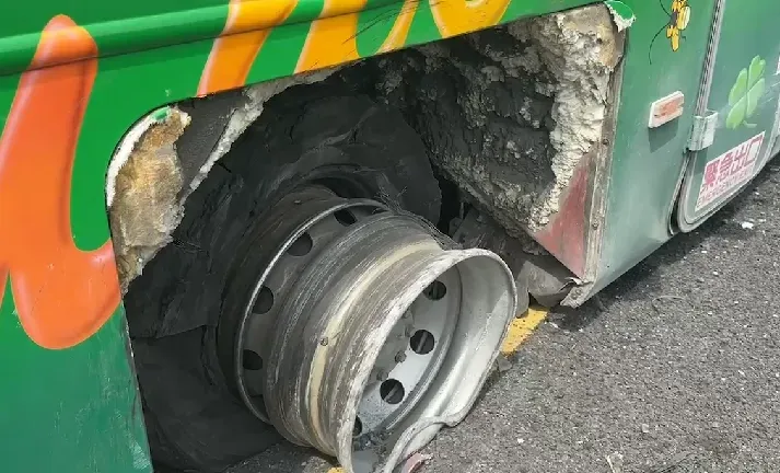 遊覽車爆胎。（圖／中天新聞）