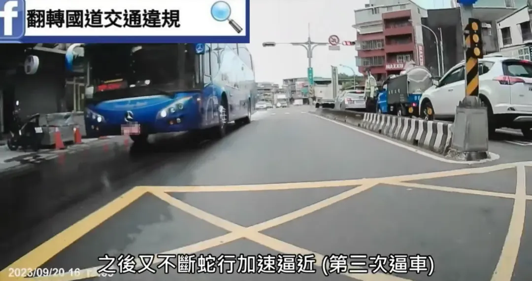 之後該遊覽車蛇行逼近前車。（圖／翻攝自Facebook@翻轉國道交通違規）
