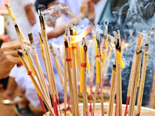 今年國曆3月11日(農曆二月初二)迎來土地公生日,民眾可以準備供品、土地公祈福疏文祝壽求財。(示意圖/取自pexels)