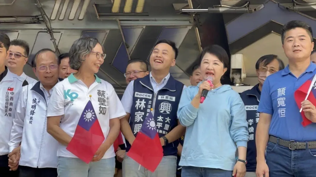 台中市長盧秀燕(右)今替國民黨台中立委參選人林家興助選,也邀請民眾黨參選人蔡壁如一起參加。(圖取自林家興臉書)