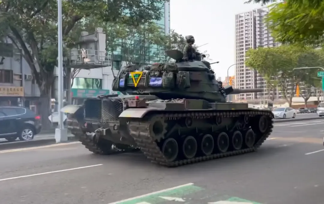 民眾驚見高雄戰車遊街。（圖／劉建廷提供）