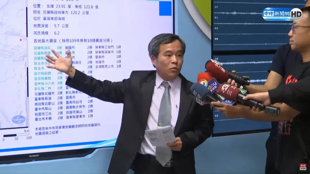 中央氣象署地震測報中心主任吳健富說明地震內容。(圖/中時新聞網)