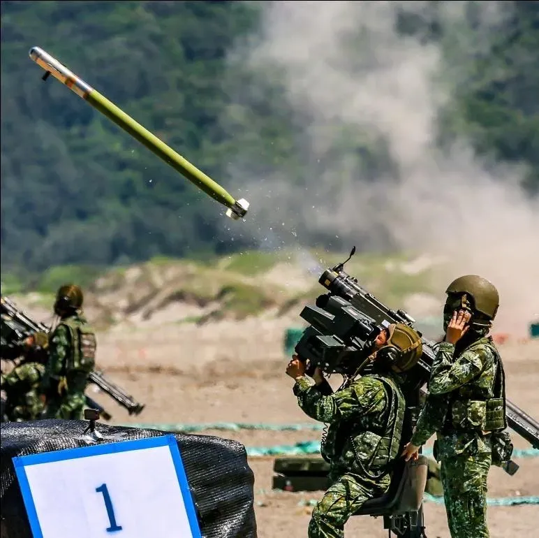 國軍操練雙聯裝刺針飛彈。(圖/軍聞社)