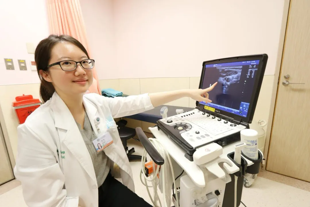 復健科醫師透過超音波儀器檢查民眾受傷部位。(圖/亞大附醫)