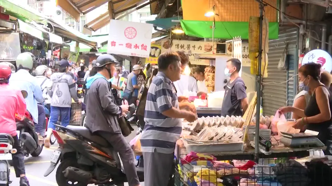 有民眾在菜市場詢問「1斤豆腐」價錢反被店家取笑，網友提供較正確的問價方式。（示意圖／中天新聞）