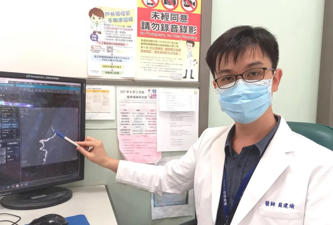嘉基神經內科蘇建瑜醫師說明基底動脈阻塞狀況。（圖／嘉基提供）
