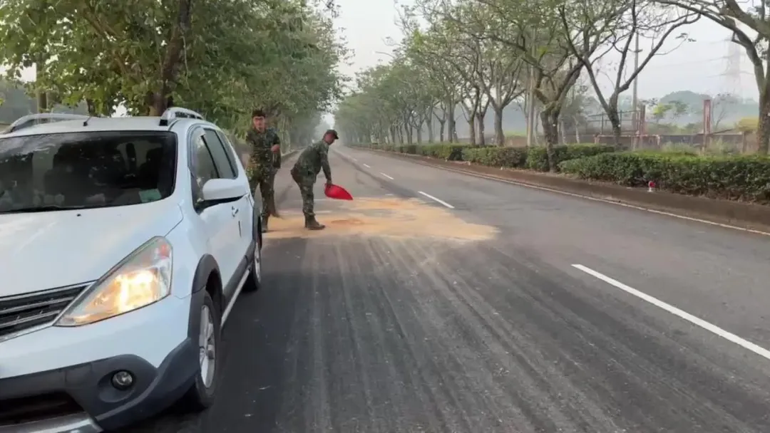 十軍團弟兄清理油汙。(圖/中天新聞)