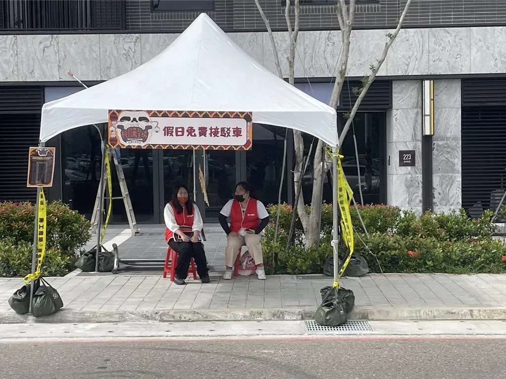 民眾可至新永和市場停車後,再搭乘免費接駁車到會場。(圖/警方提供)