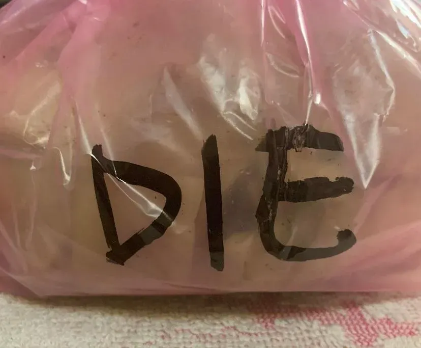 有網友驚恐表示自己點外送餐點,包裝卻寫著「DIE」(死亡)的威脅字眼。(圖/翻攝自PTT)