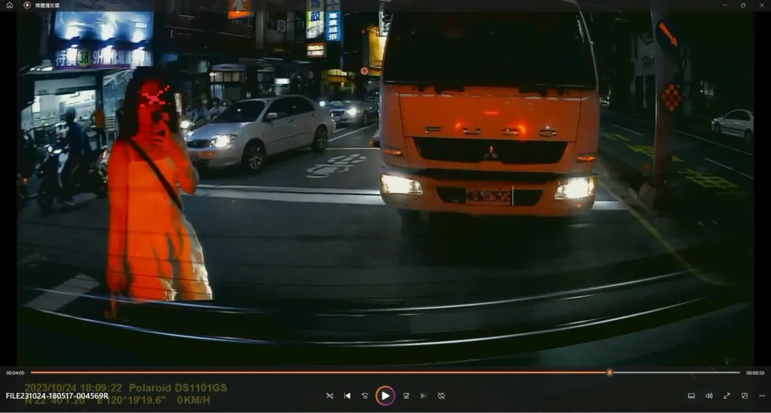 駕駛禮讓救護車超過停止線慘遭拍照。(圖/翻攝臉書「爆料公社二社」)